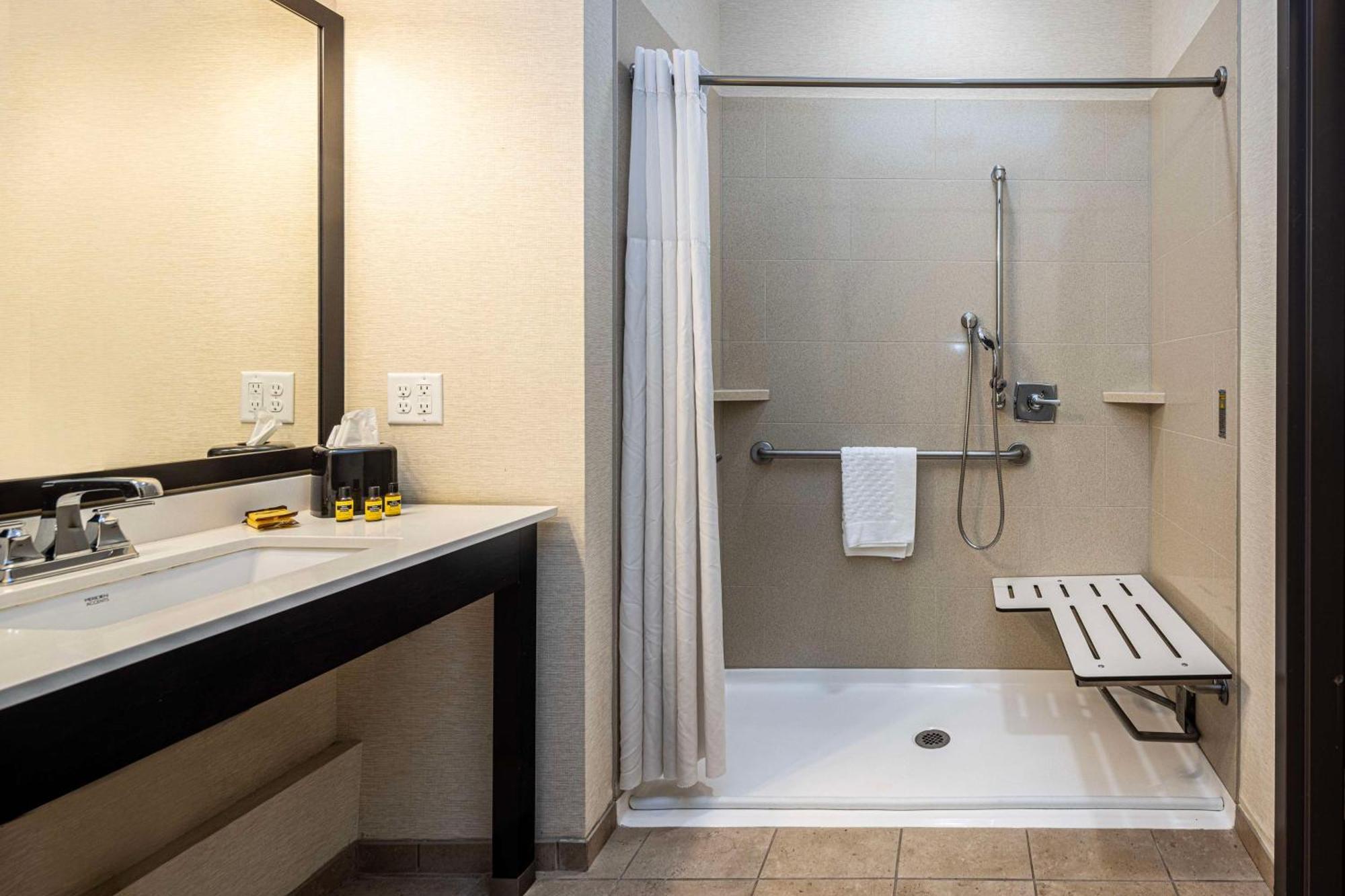 Best Western Plus Franciscan Square Inn & Suites Steubenville Екстериор снимка