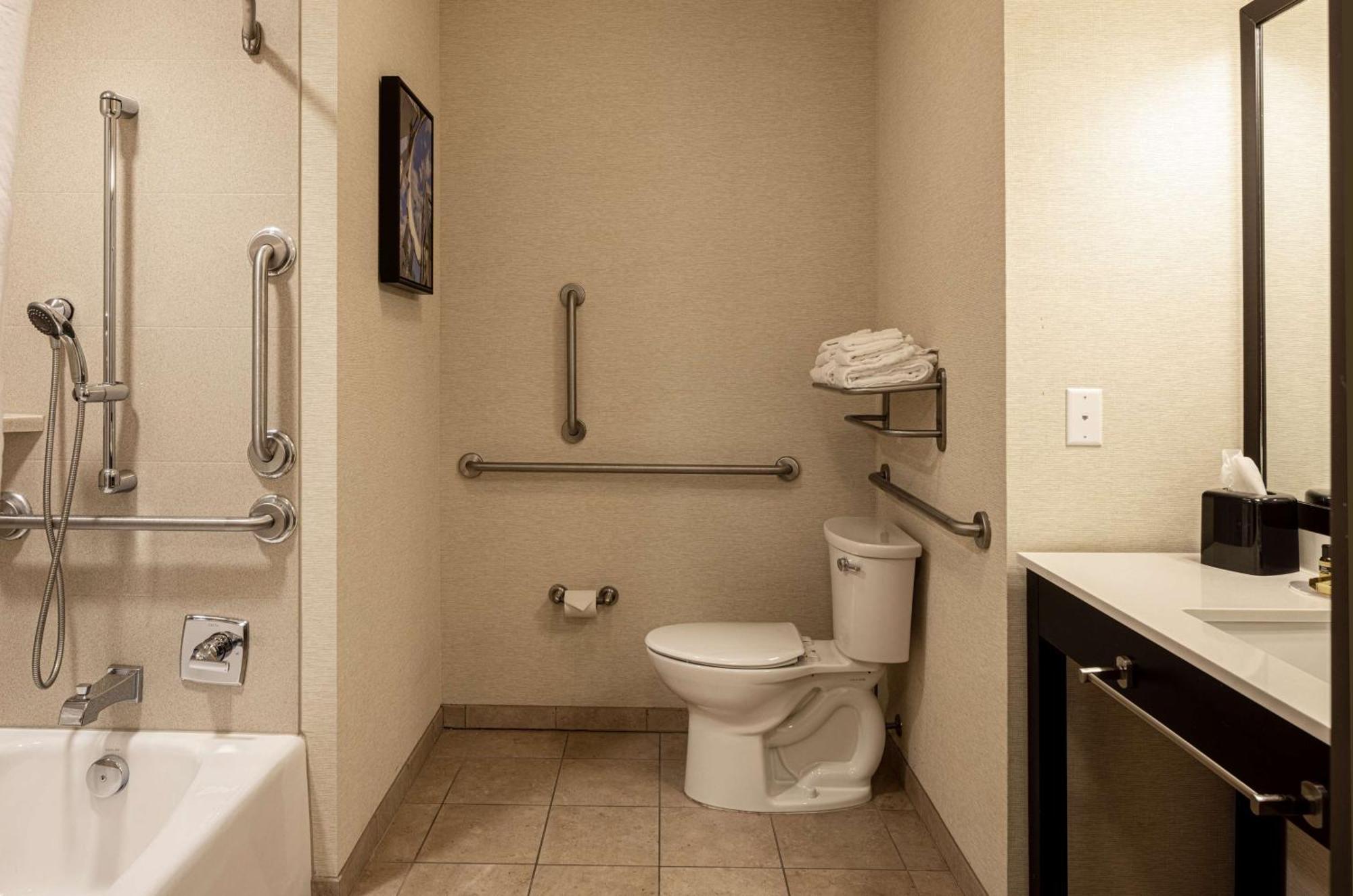 Best Western Plus Franciscan Square Inn & Suites Steubenville Екстериор снимка