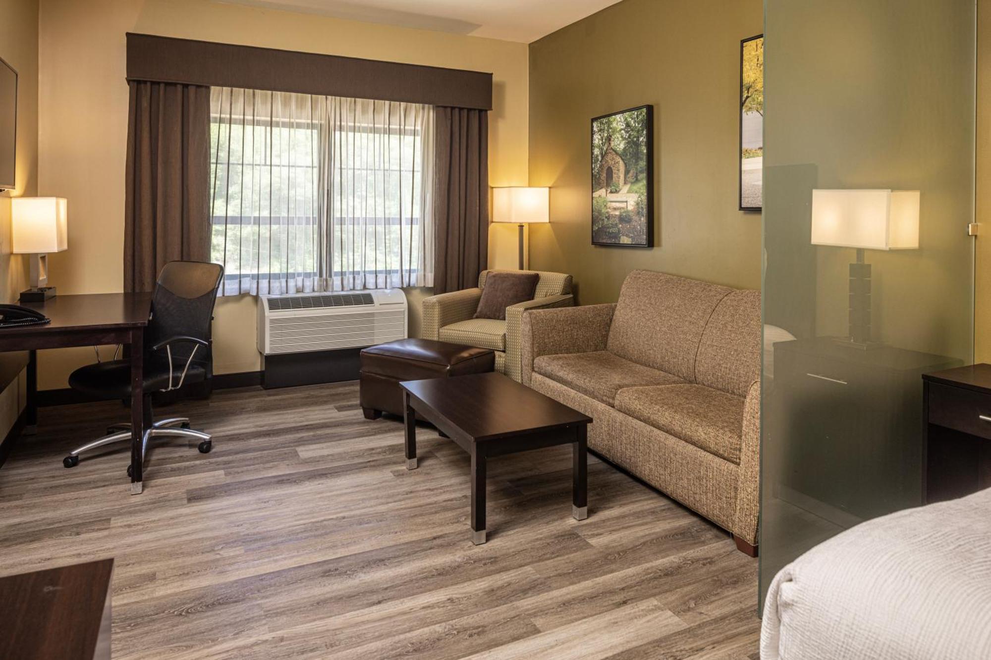 Best Western Plus Franciscan Square Inn & Suites Steubenville Екстериор снимка