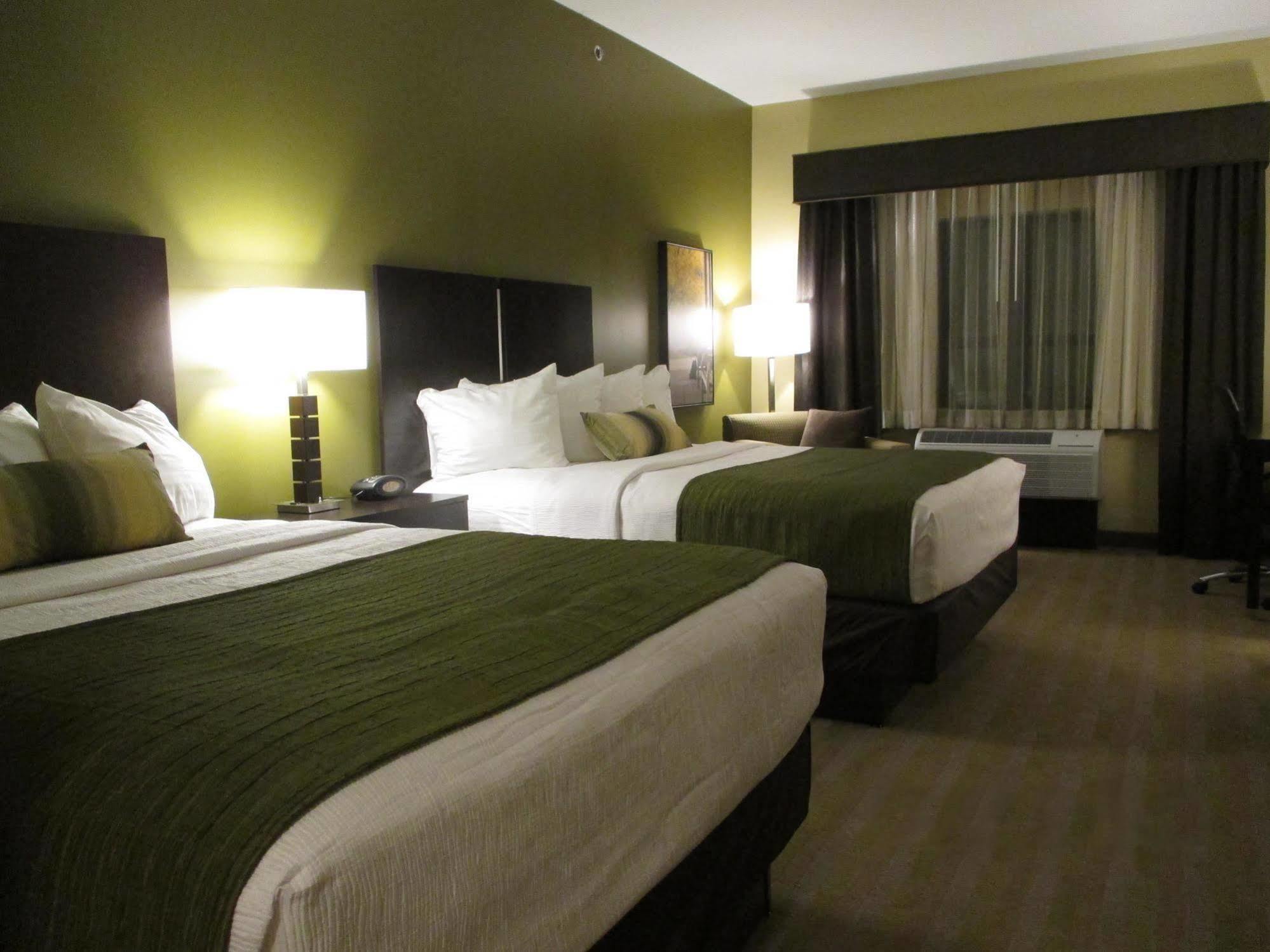 Best Western Plus Franciscan Square Inn & Suites Steubenville Екстериор снимка
