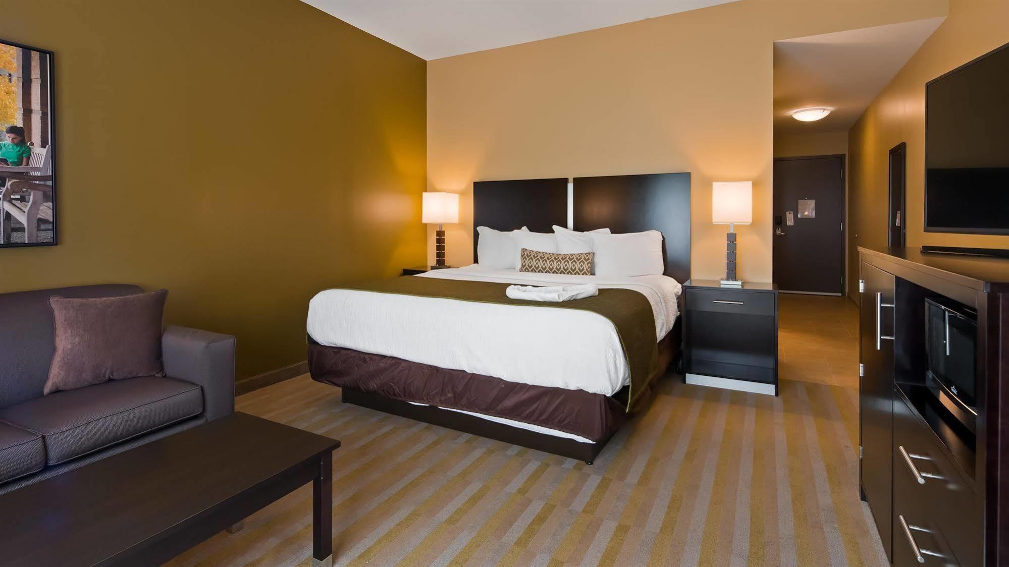 Best Western Plus Franciscan Square Inn & Suites Steubenville Екстериор снимка